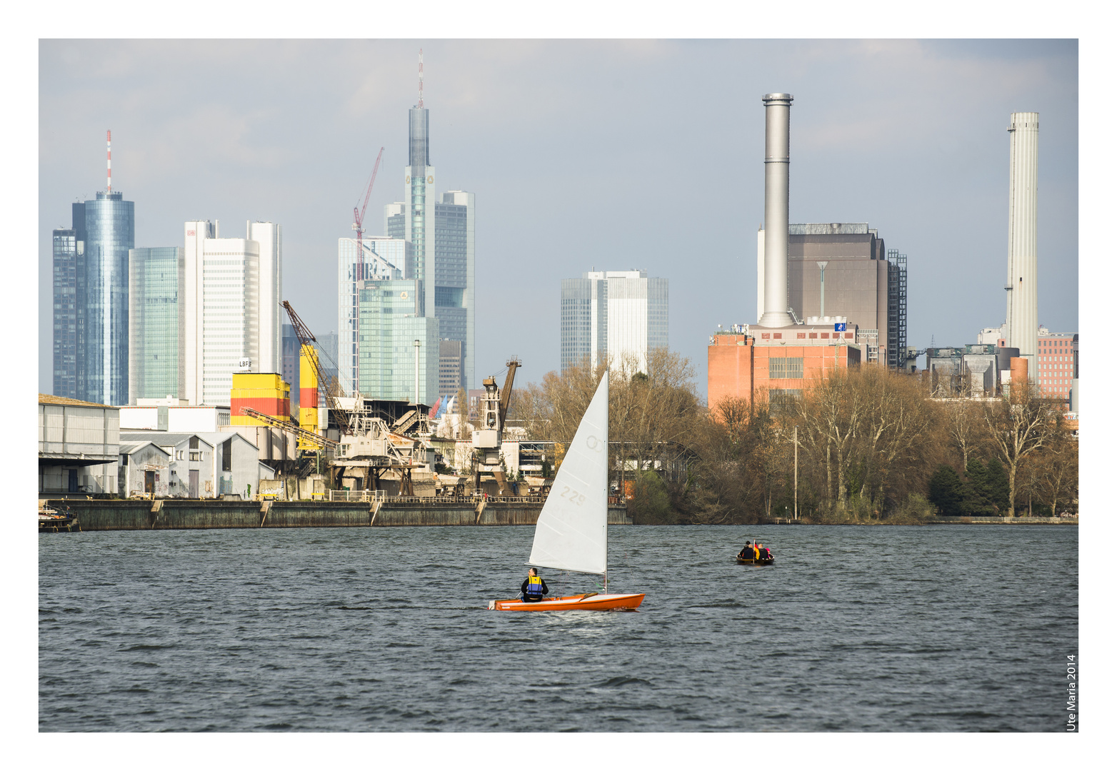 Sonntags am Fluss in der Stadt