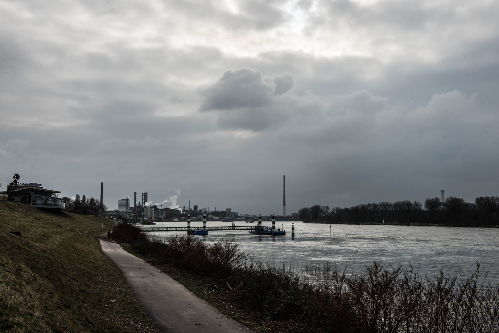 Sonntags, am Rhein