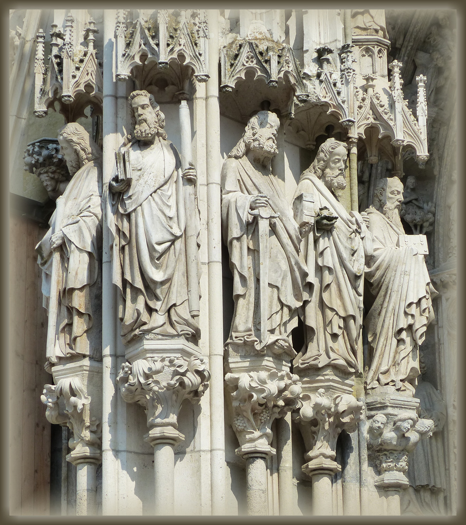 *Sonntags-Kirche* - Figuren am Domportal zu Regensburg