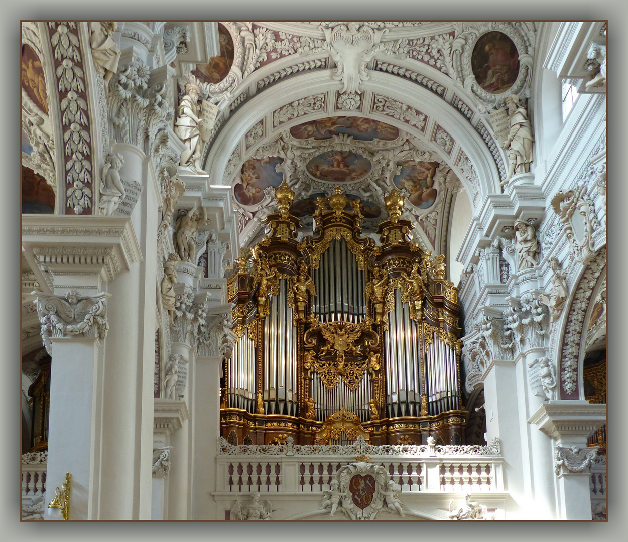 *Sonntags-Kirche* - Orgel im Dom St. Stephan in Passau