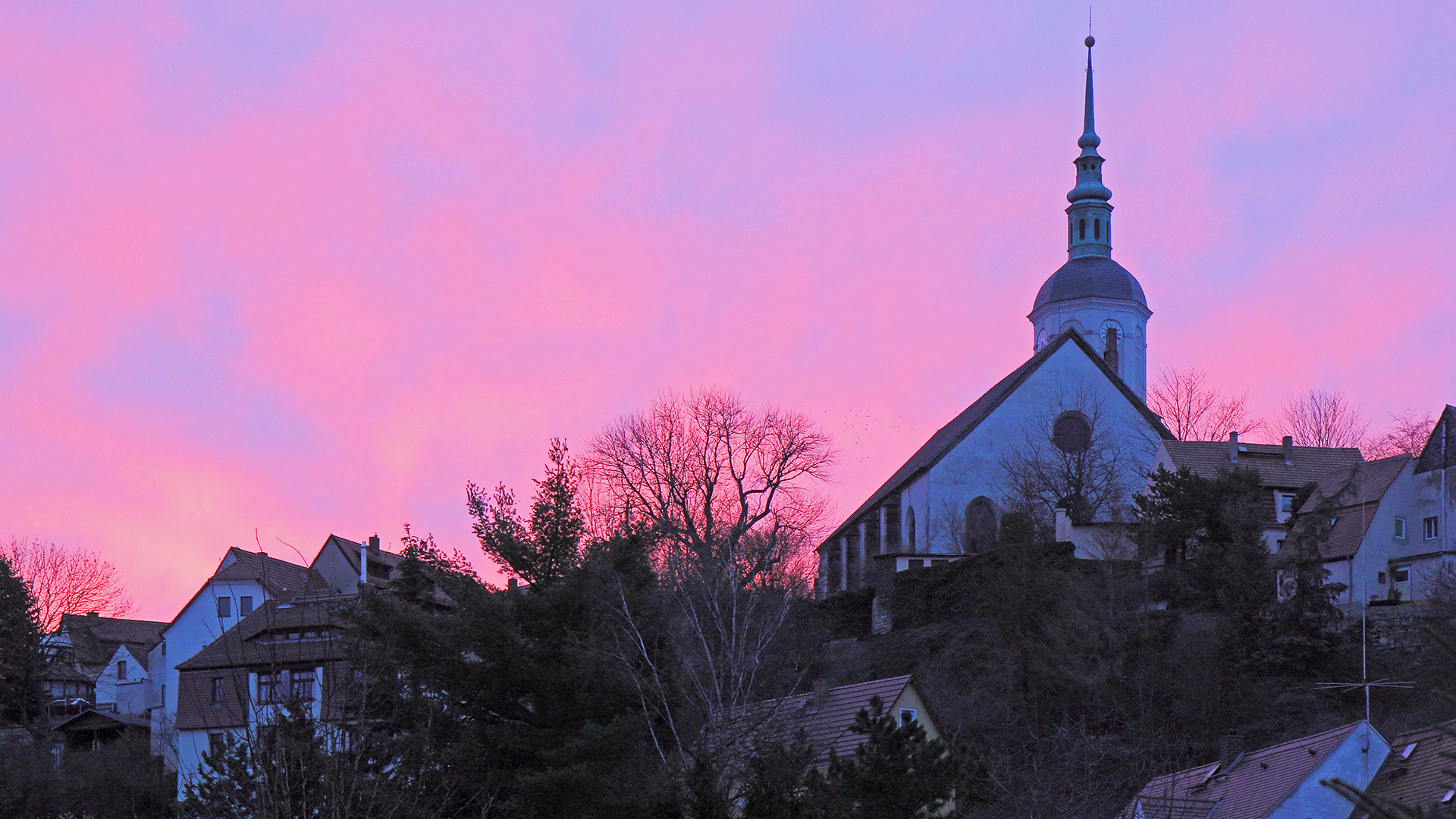 Sonntagsblick von meiner Haustür vorgestern zur Kirche...