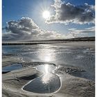 Sonntagsgruß mit Sonne, Wolken und Strand