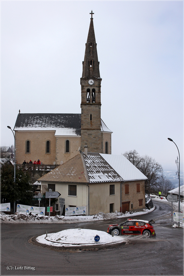 Sonntagskirche mit Rallyeauto