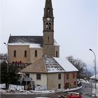 Sonntagskirche mit Rallyeauto