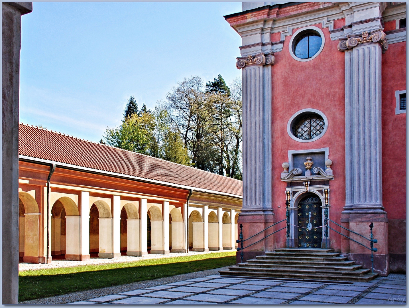 Sonntags.Spaziergang: Kreuzgang der Klosteranlage 'Heilige Linde'