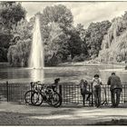 Sonntagsszene am Teich    Frh-P  25 sw 02  (50-Friedrichshai-Park 2017)