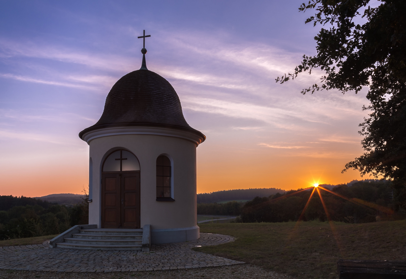 Sonnuntergang...mit Kapelle