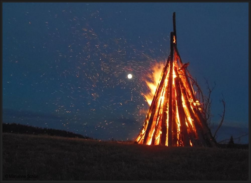 Sonnwendfeuer... auch der Mond war mit dabei