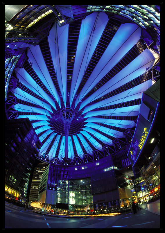 Sony-Center am Abend