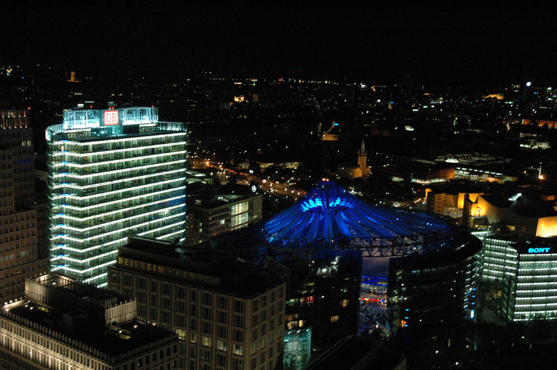 Sony-Center bei Nacht