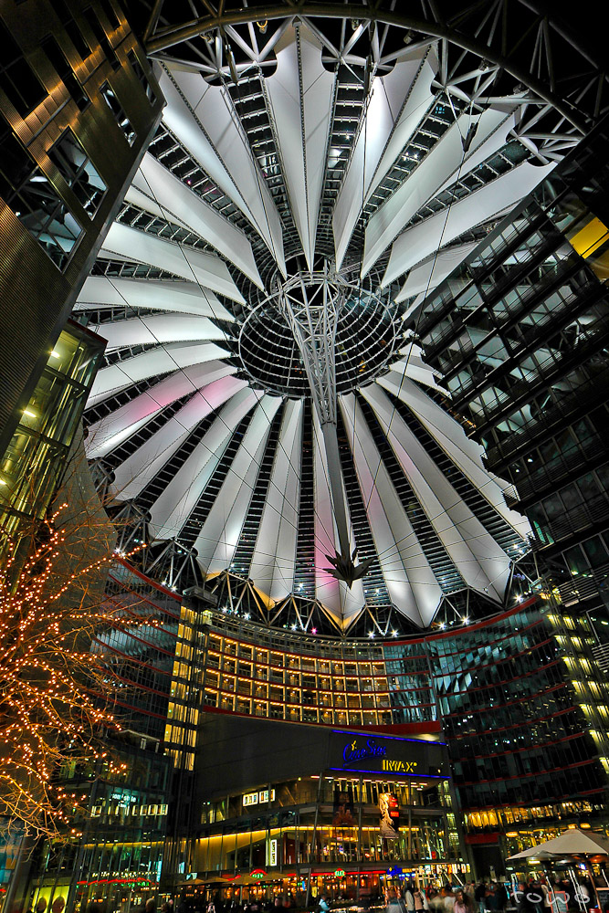 Sony Center bei Nacht