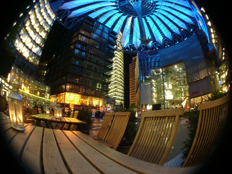 Sony-Center bei Nacht.