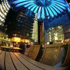 Sony-Center bei Nacht.