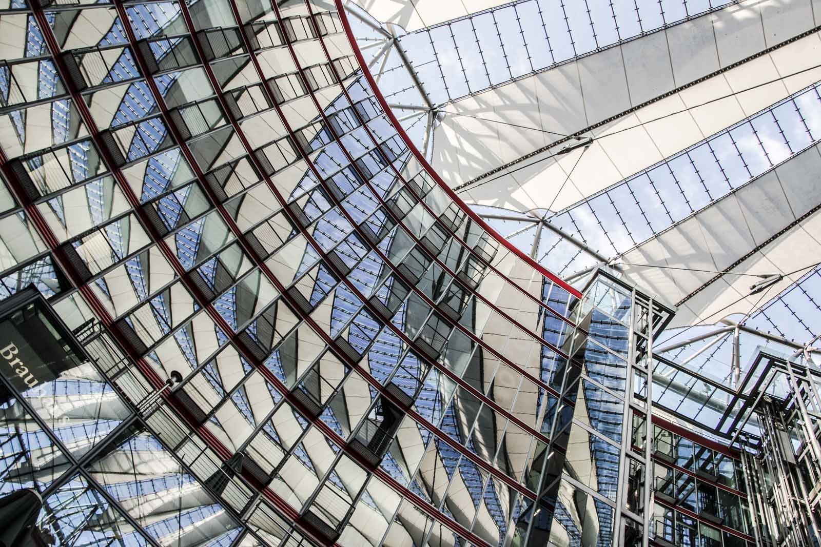 Sony-Center, Berlin, Spiegelung der Dachkonstruktion