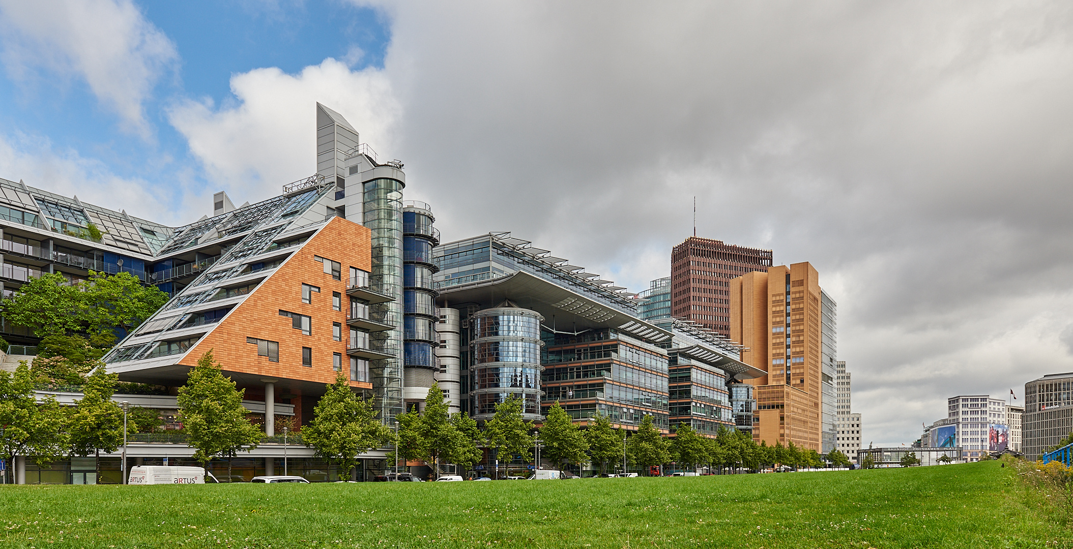 Sony-Center, ein Gebäudeensemble in Berlin kennt man fast nur von Fotos, siehe unten...