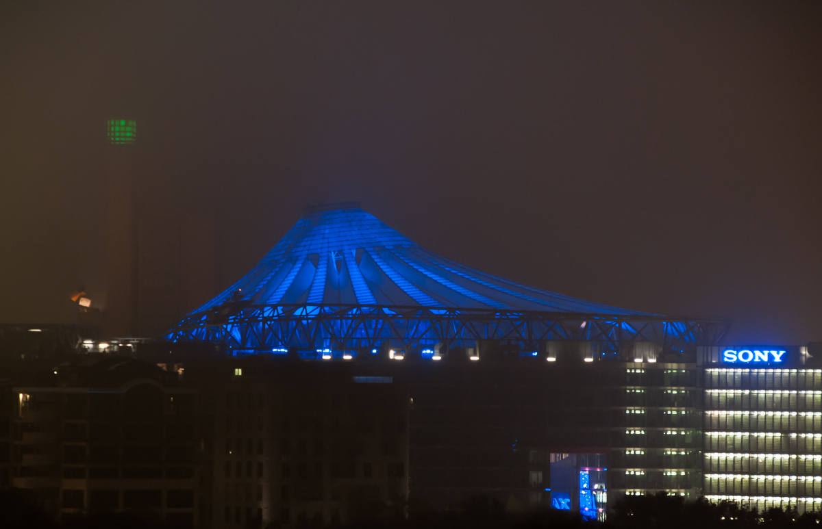 Sony-Center im Novembernebel