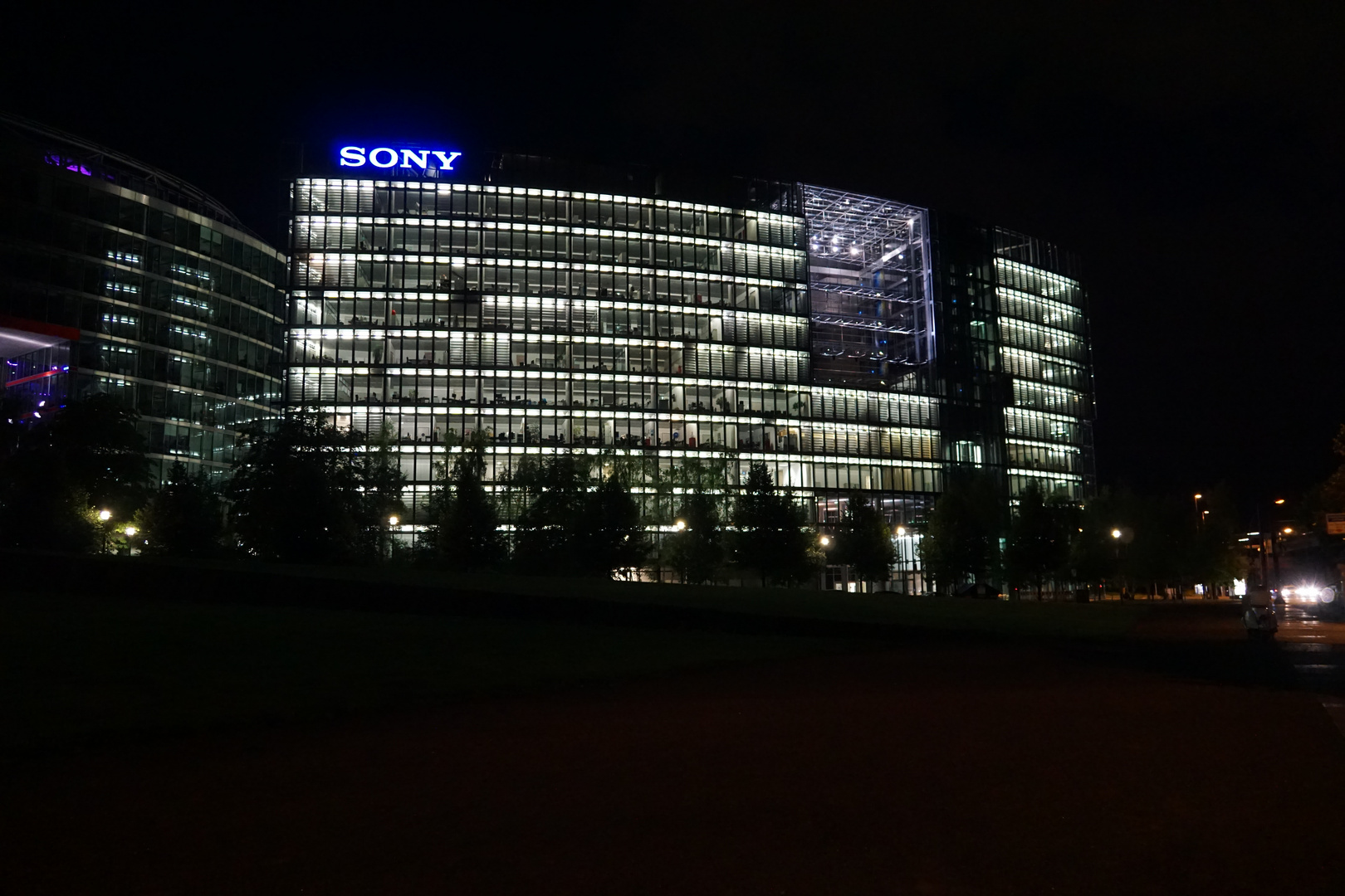               "Sony gibt volle Beleuchtung"