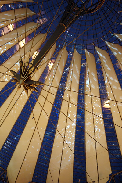 SonyCenter Dome mit Weihnachtsreflektionen