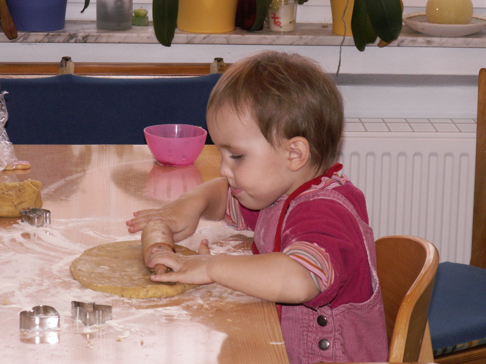 Sophie beim Backen