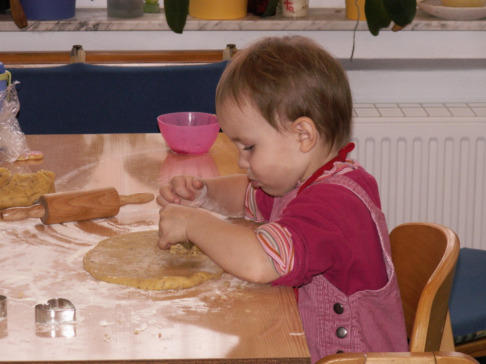 Sophie beim Backen ll