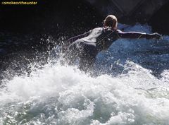 Sophie surft die Eisbachwelle (1)