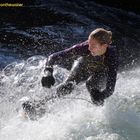 Sophie surft die Eisbachwelle (3)