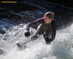 Sophie surft die Eisbachwelle (3)