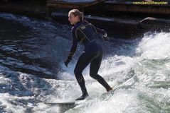 Sophie surft die Eisbachwelle (5)