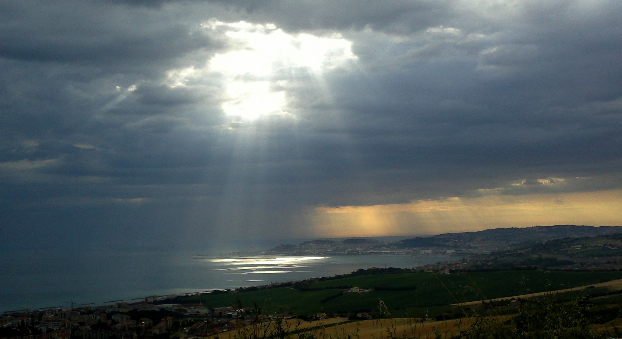 "sopra le nuvole slpende sempre il sole"