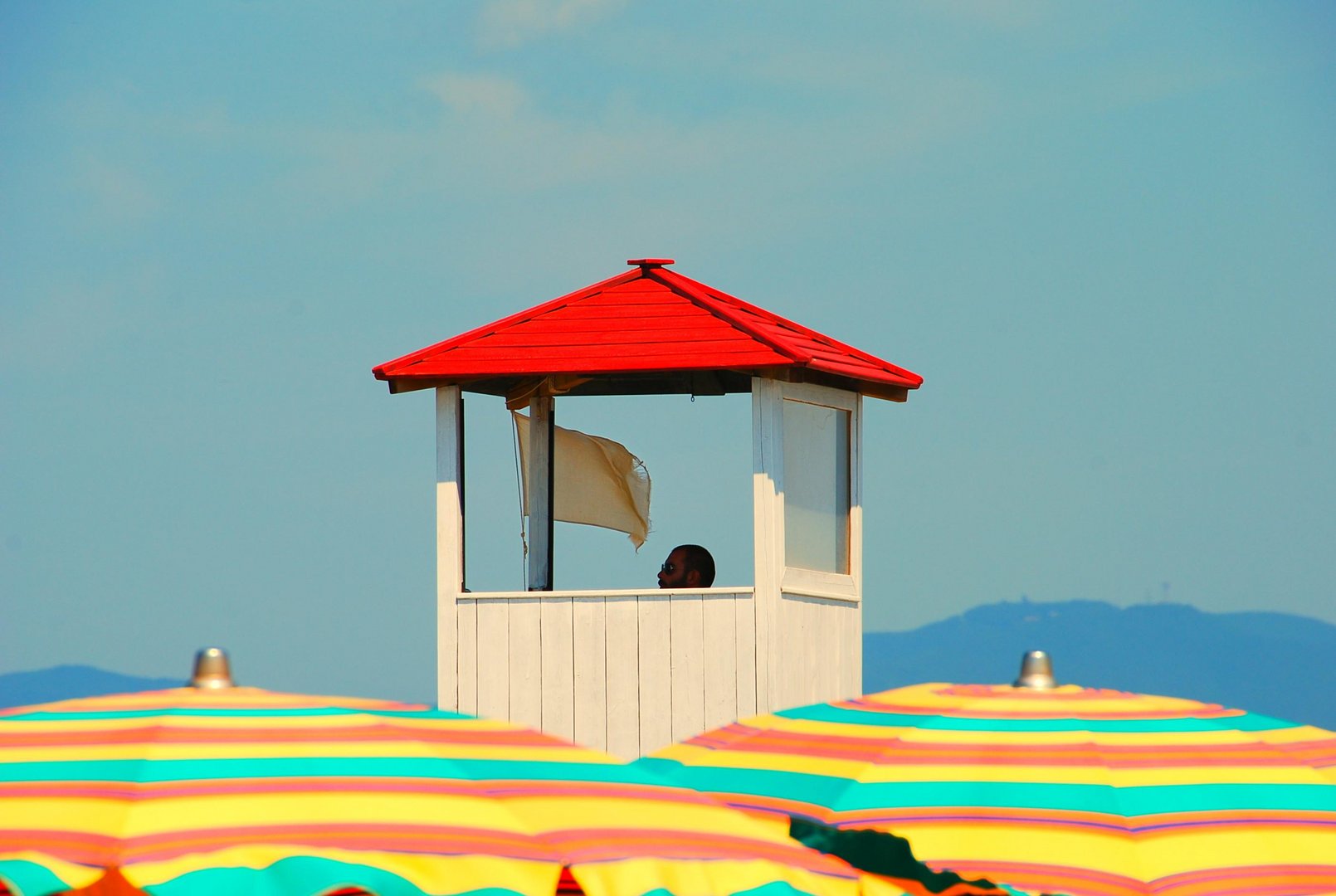 Sopra un mare di ombrelloni