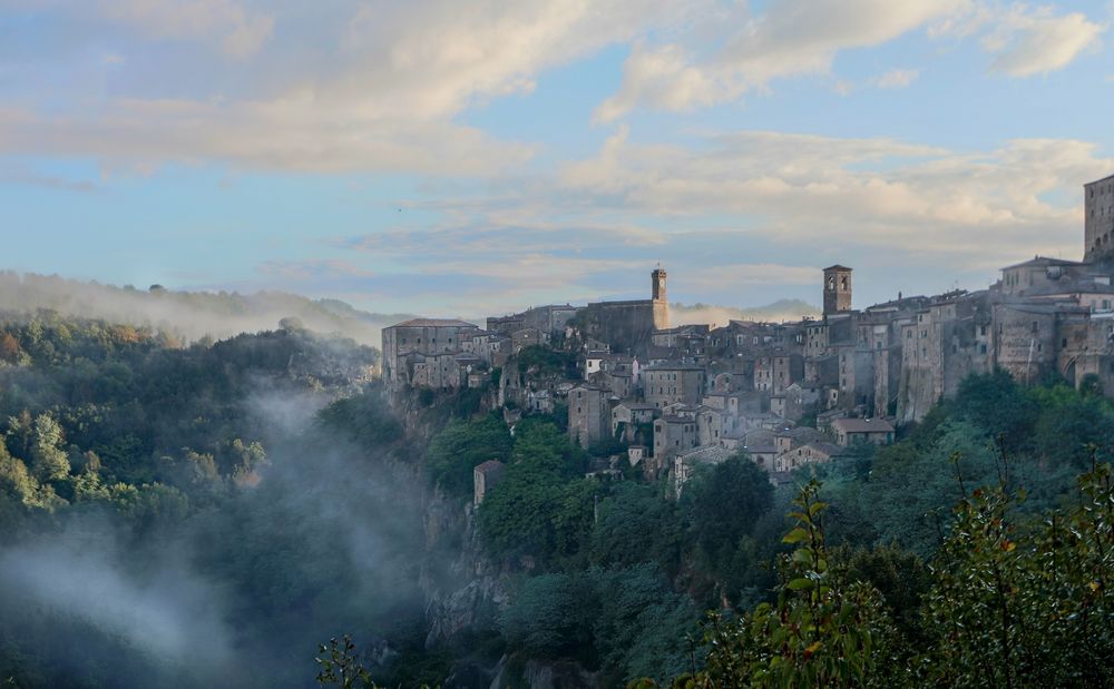 Sorano im Morgennebel