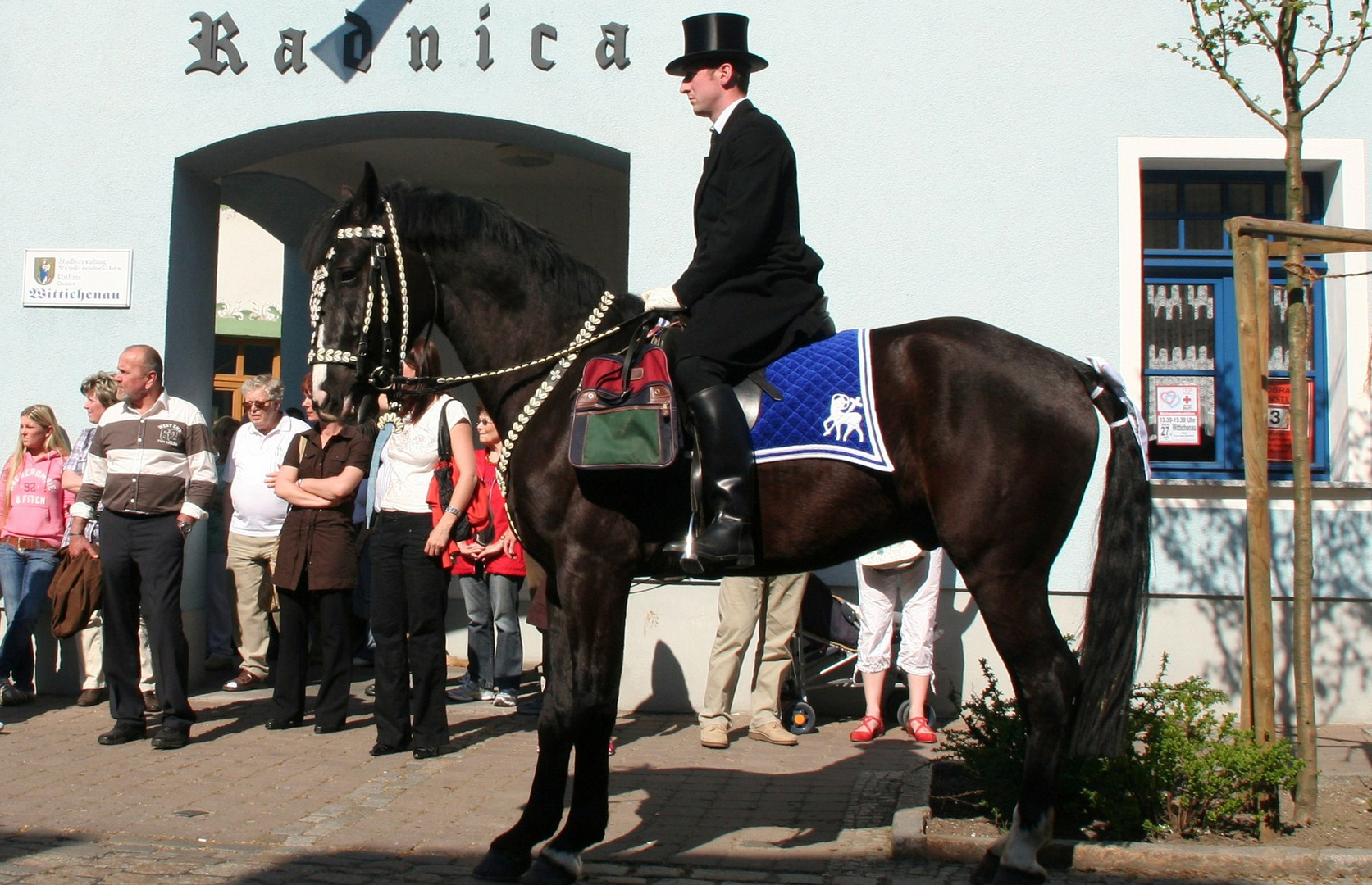 Sorbischer Osterreiter vor dem Rathaus von Wittichenau