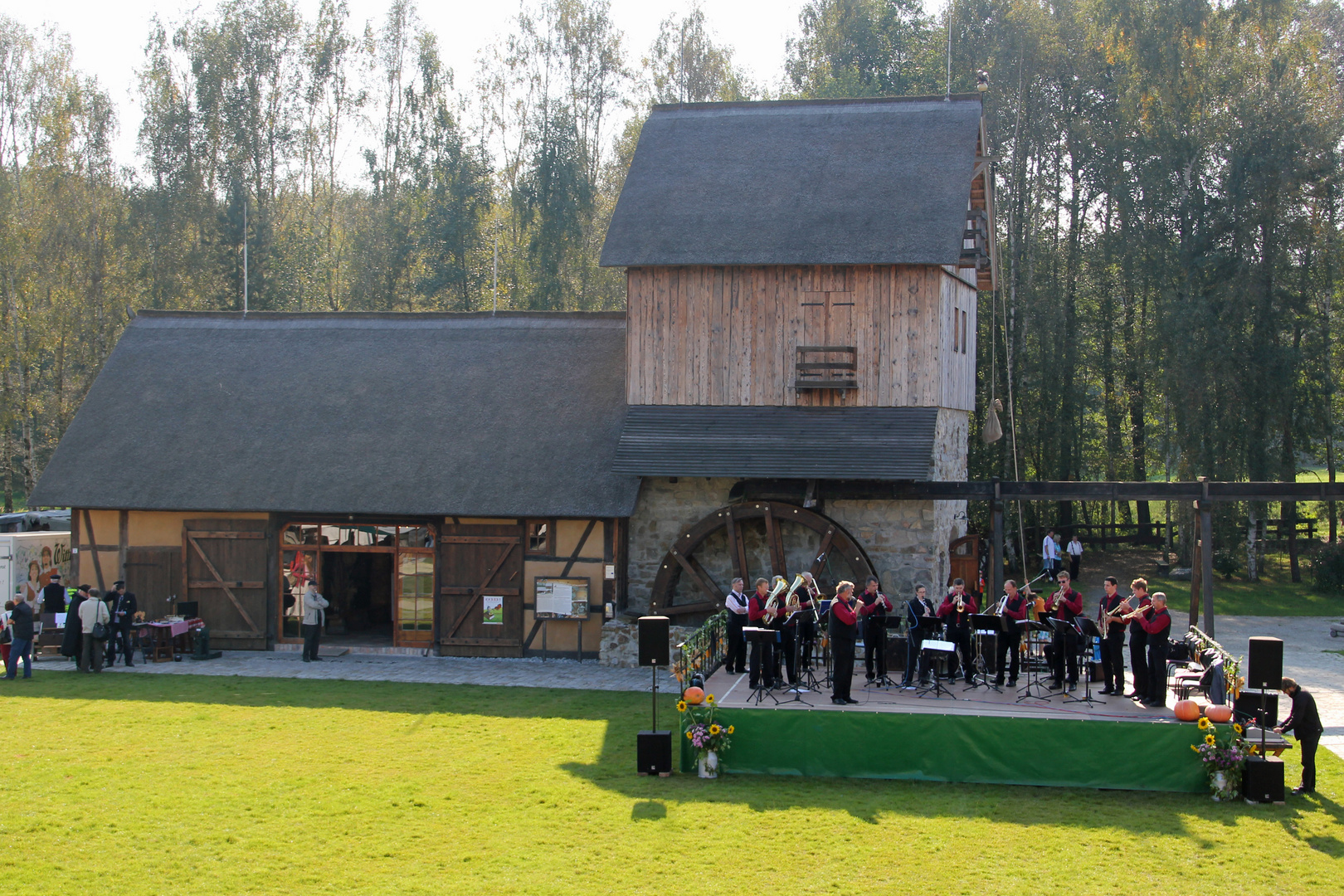 Sorbisches Erntedankfest 2014: Die Crostwitzer Blasmusikanten vor der Krabatmühle