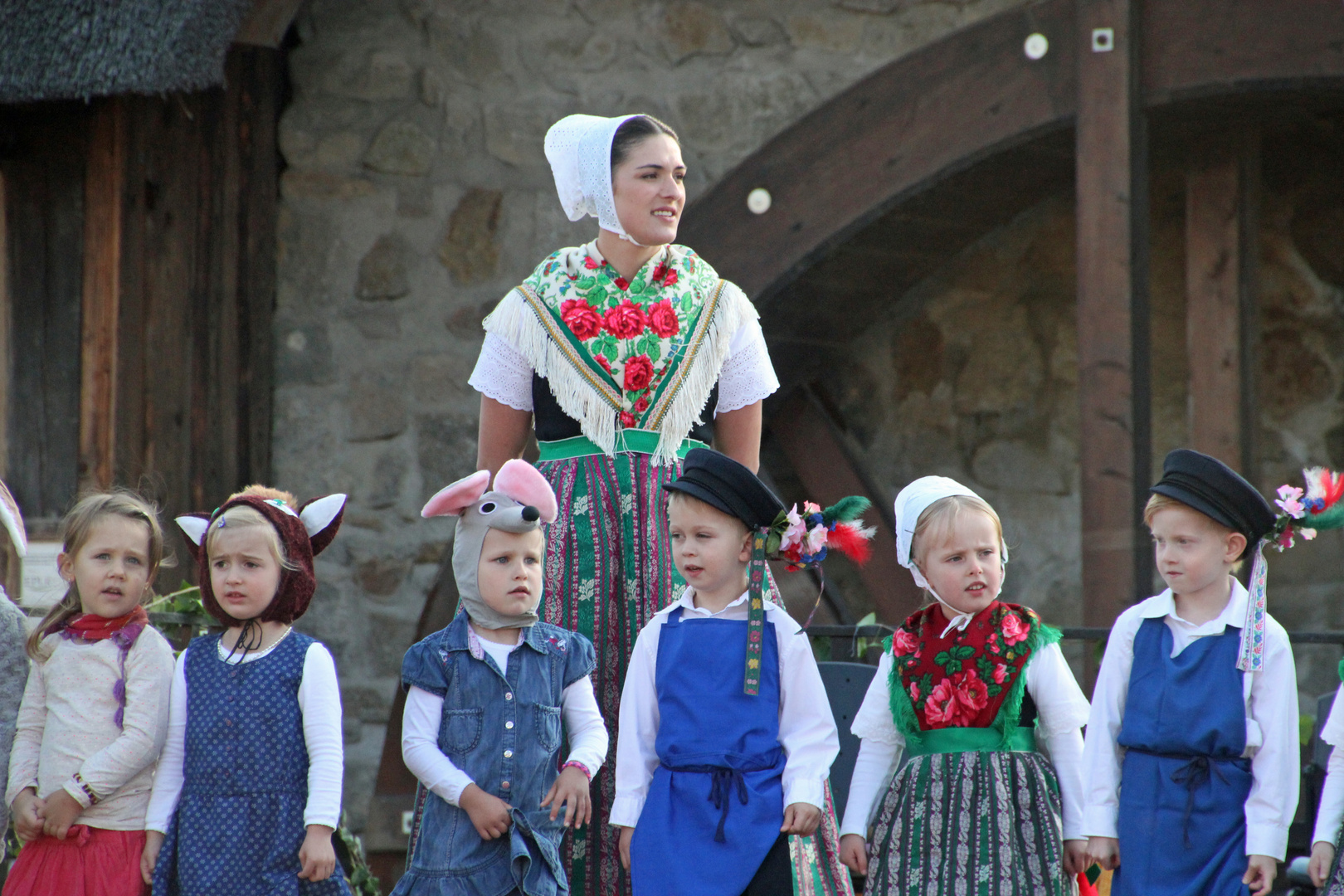 Sorbisches Erntedankfest 2014 vor der Krabatmühle Schwarzkollm: Auftritt der Kindergartengruppe