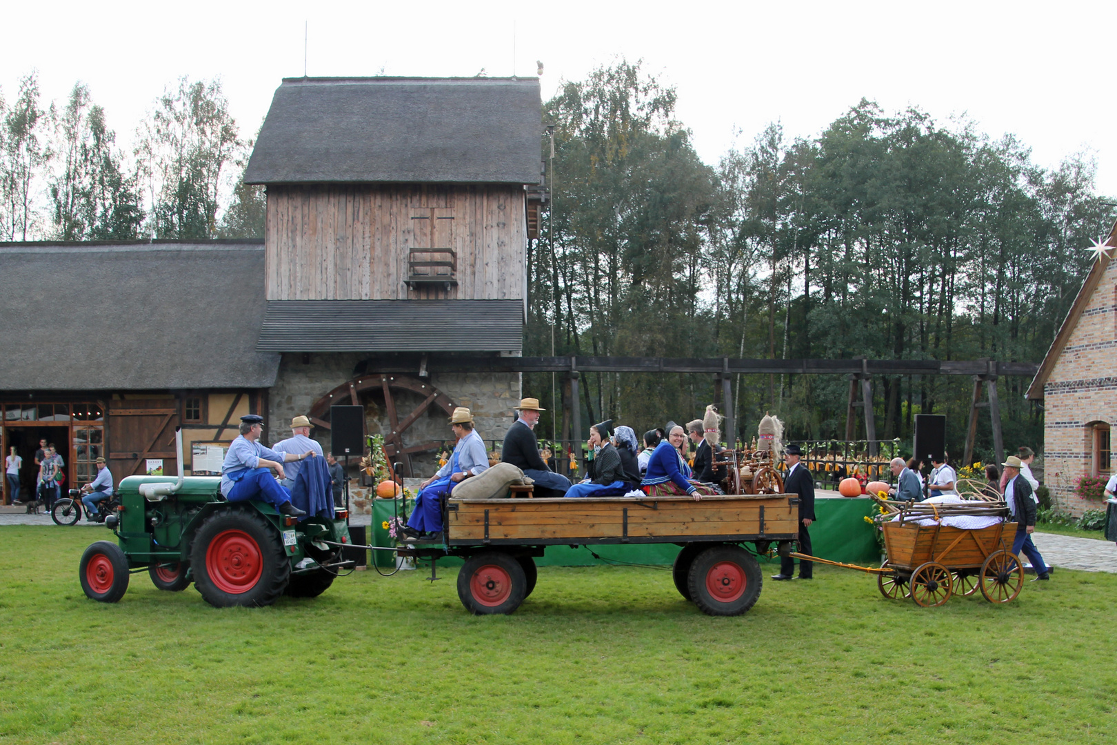 Sorbisches Erntedankfest: Einzug des Landvolkes aus Bröthen bei Hoyerswerda