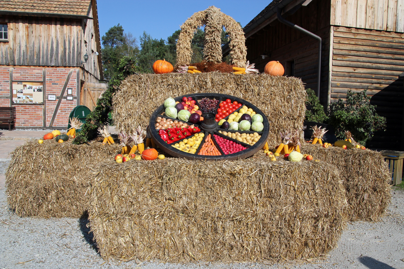 Sorbisches Erntedankfest vor der Krabatmühle Schwarzkollm bei Hoyerswerda