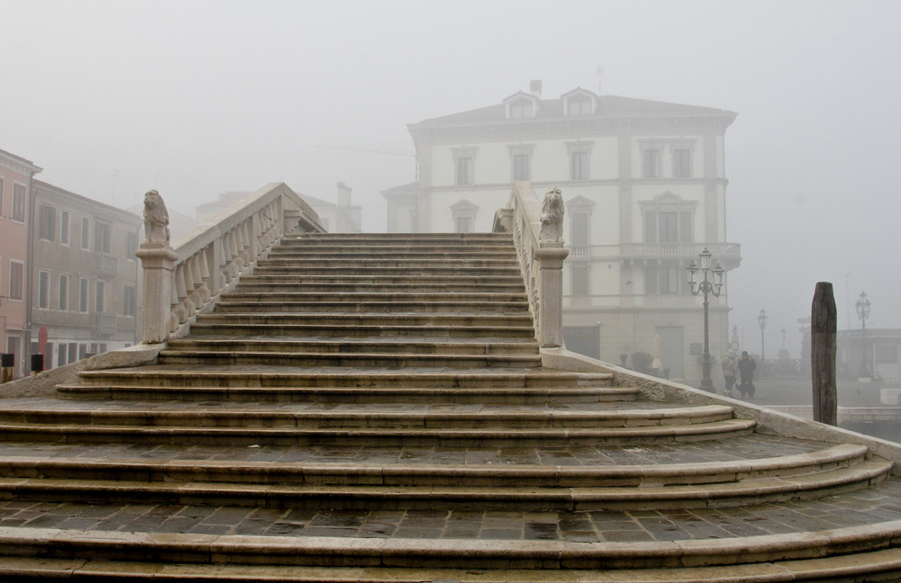 Sorge dalla nebbia