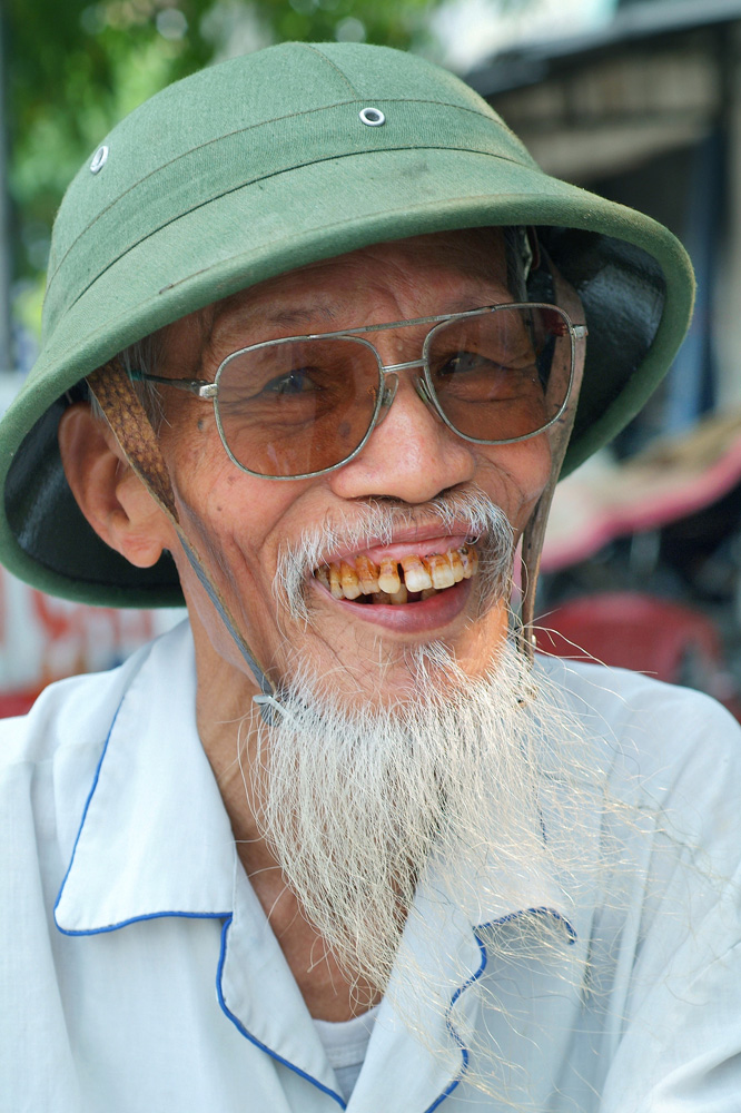 SORRISO DI UN VIETNAMITA ANZIANO