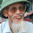 SORRISO DI UN VIETNAMITA ANZIANO