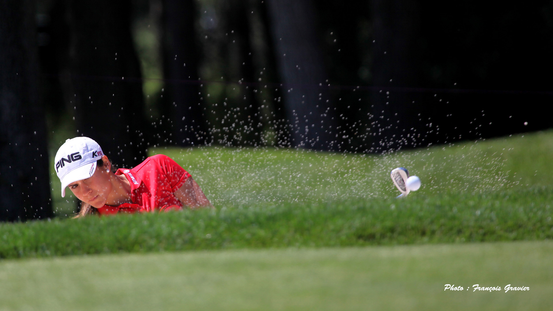 Sortie de bunker en golf au feminin