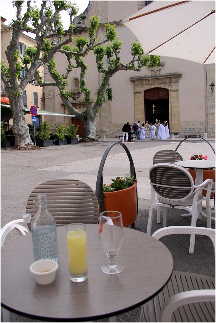 sortie de la messe à Fayence