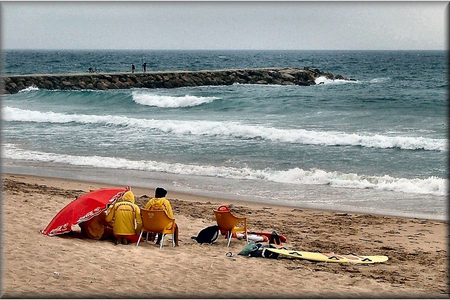 Sorviglianti di spiaggia con freddo.