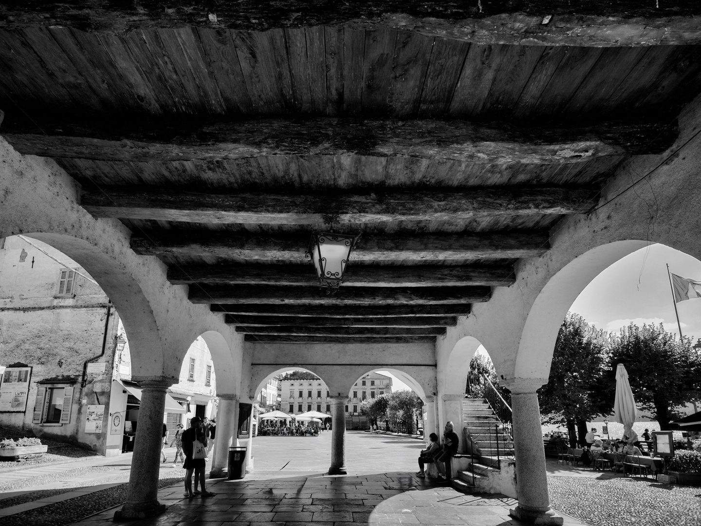 Sotto gli archi del broletto