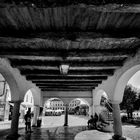 Sotto gli archi del broletto