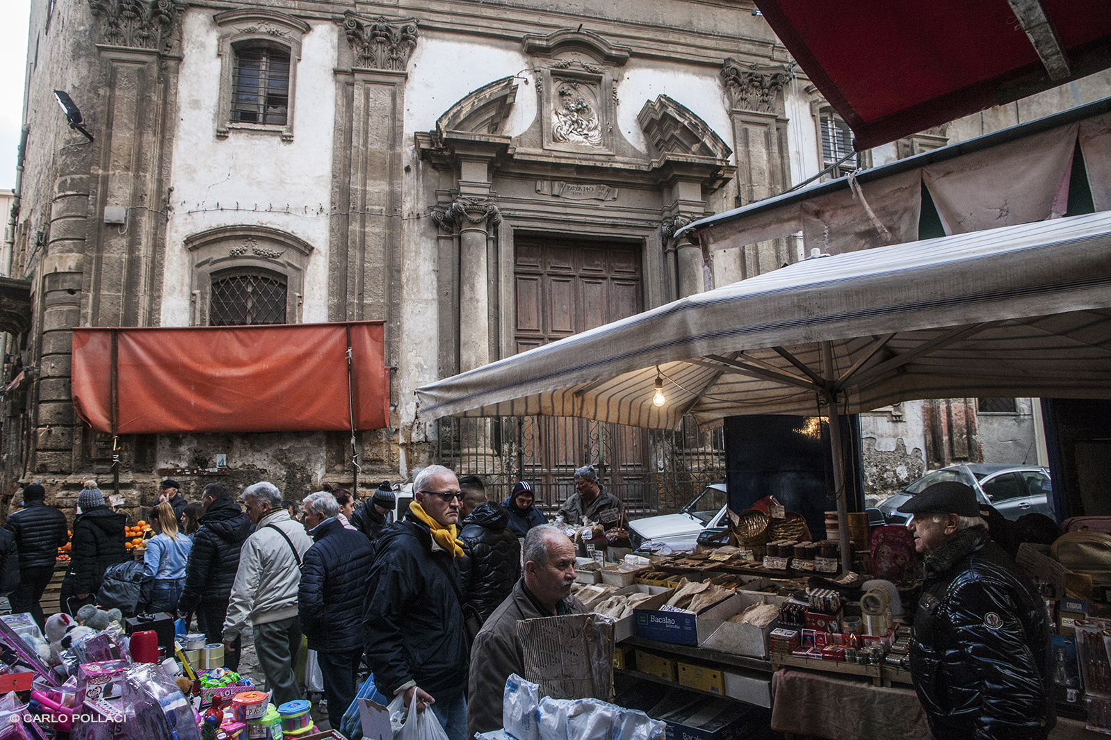 Sotto i tendoni del vecchio mercato