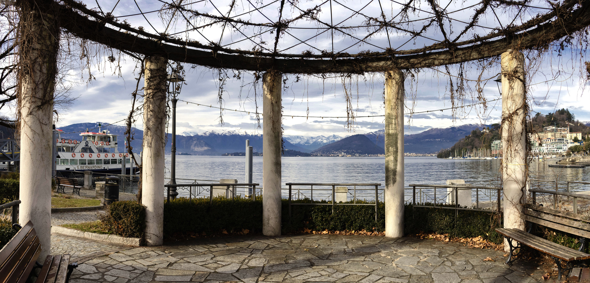 Sotto il chiostro di Laveno