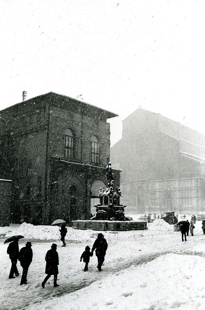 Sotto la neve davanti la sala borsa (Bologna)