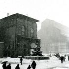 Sotto la neve davanti la sala borsa (Bologna)