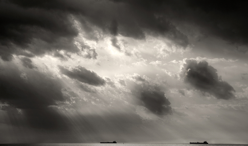 sotto un cielo nero Foto Immagini paesaggi, paesaggi di mare, natura Foto su