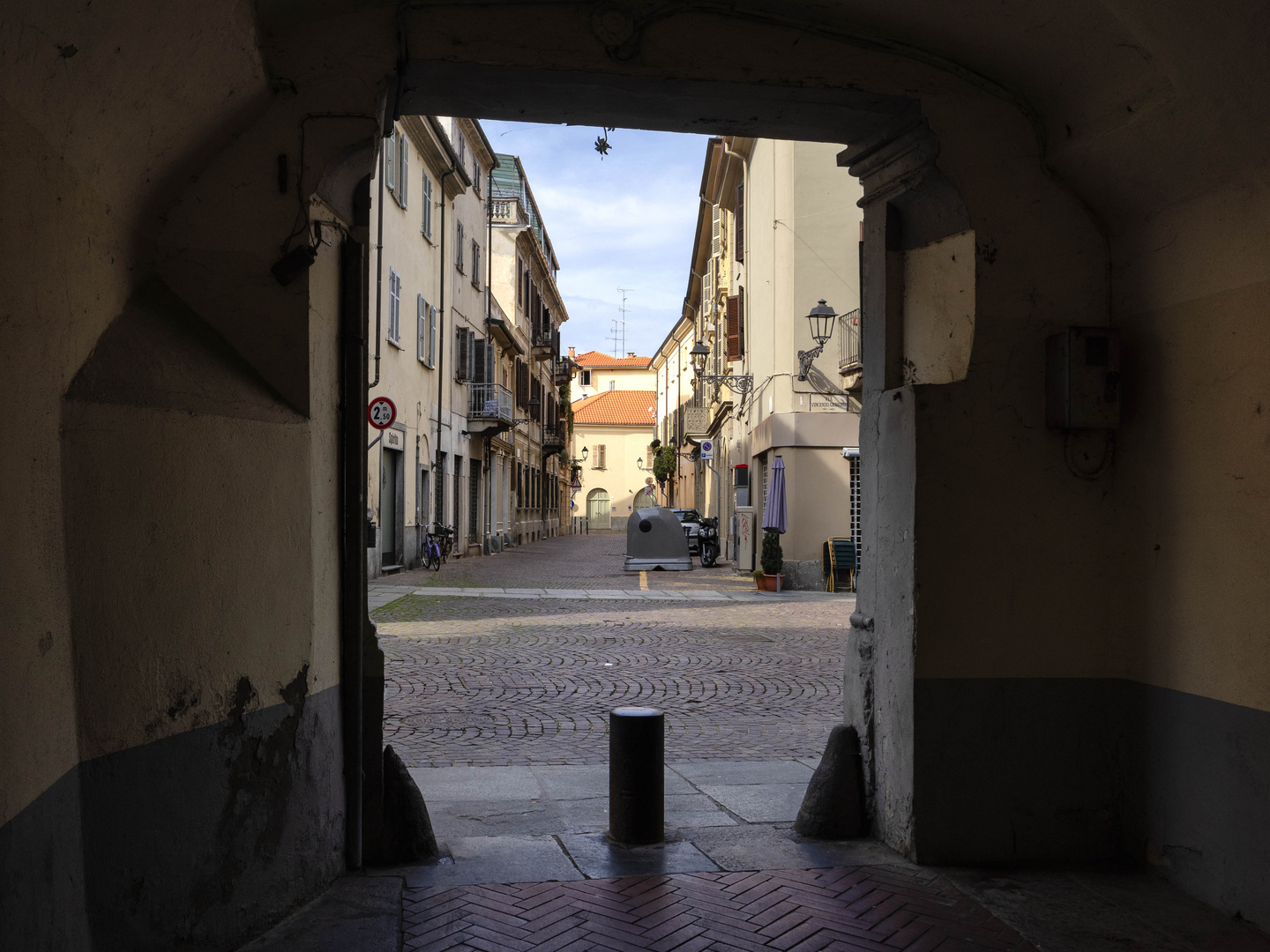 Sotto un portico di Vercelli